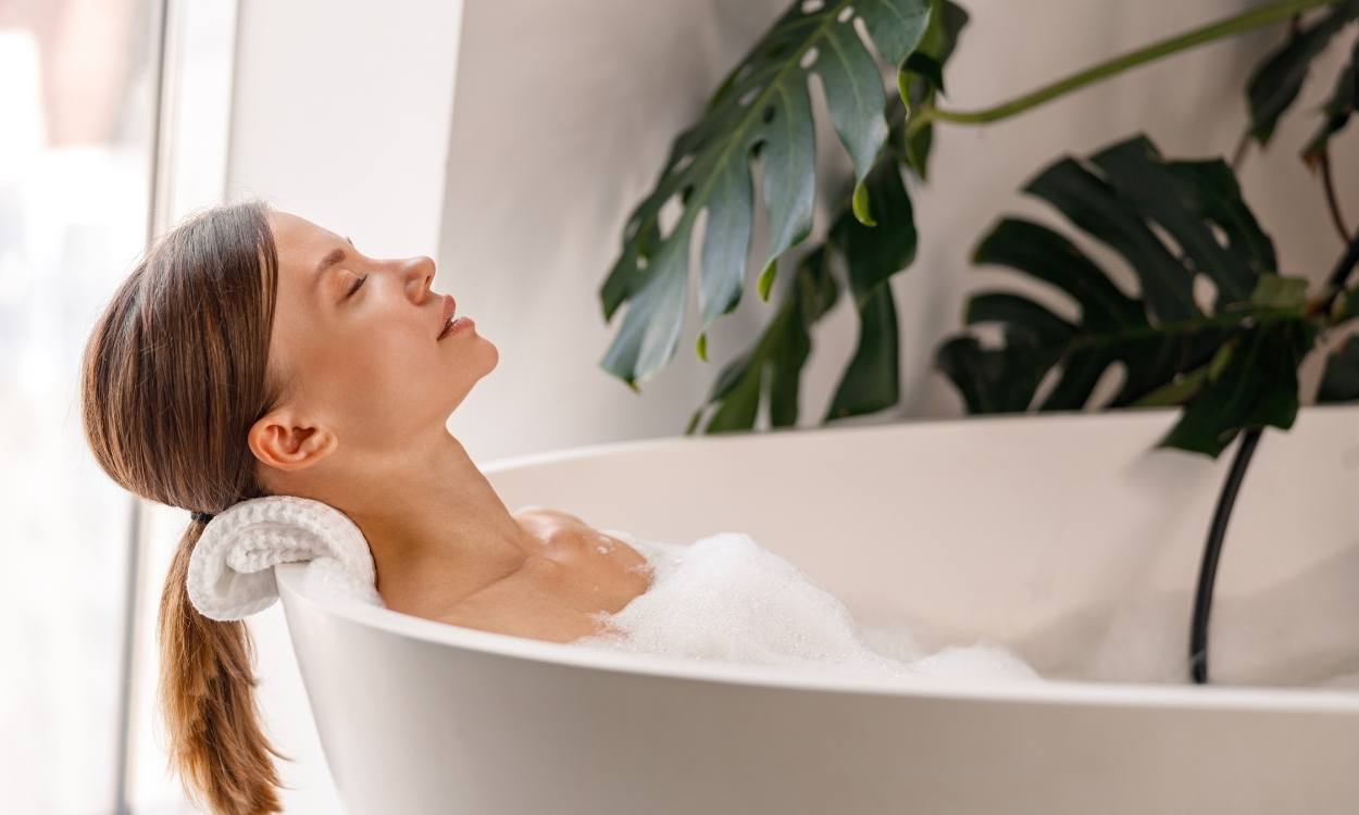 woman relaxing in Bathtub - HerbacinUSA.com - beauty health wellness ecommerce